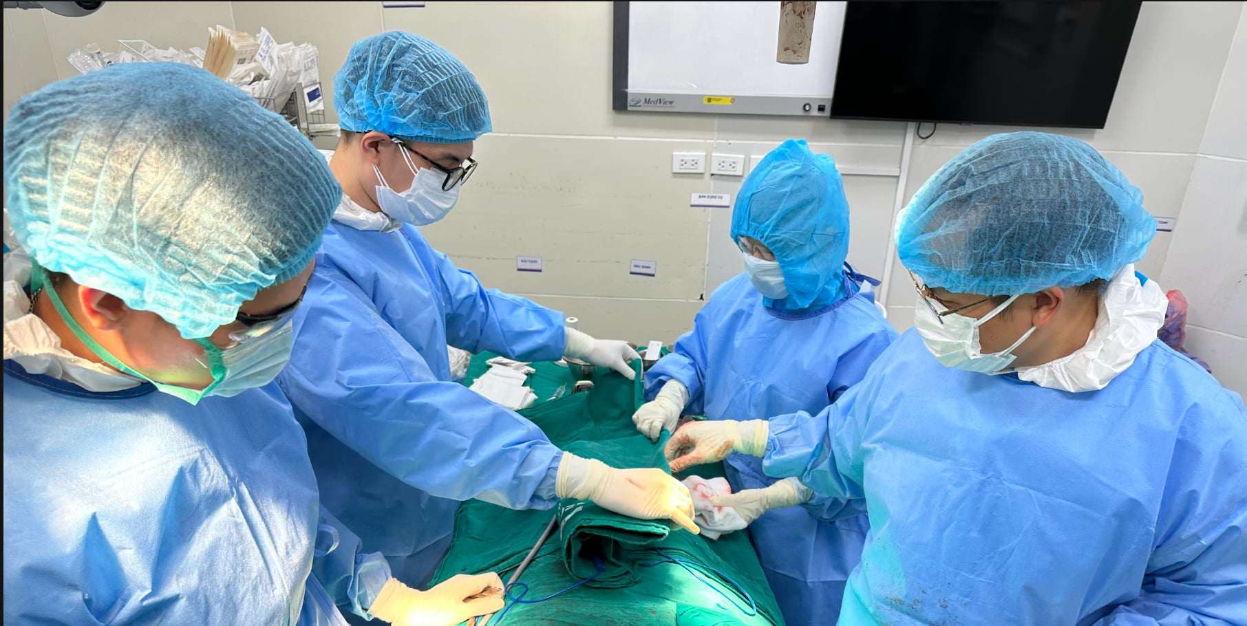 Bác sĩ phẫu thuật cứu sống bệnh nhân.&nbsp;