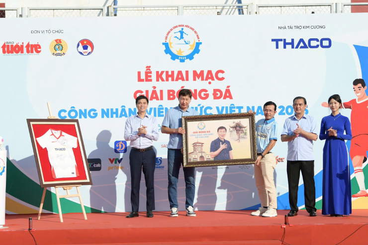 Chiến lược gia người Hàn Quốc nhận quà tặng ý nghĩa từ ban tổ chức