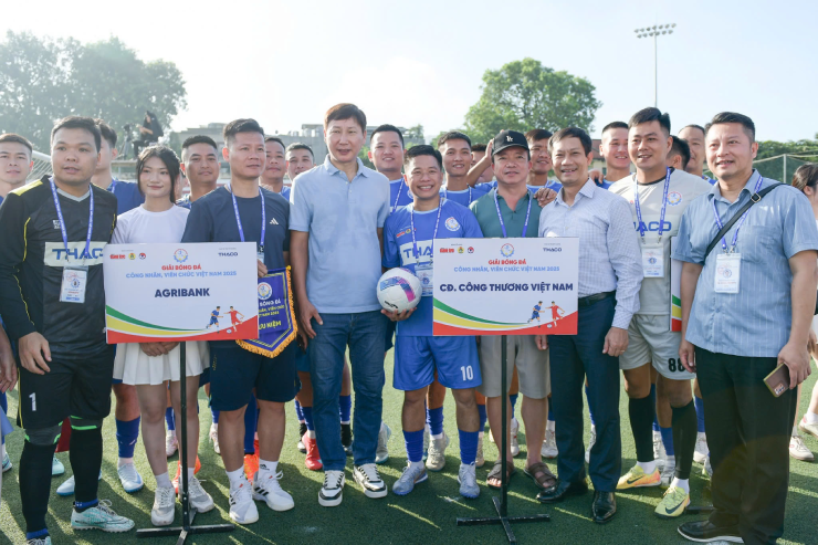 HLV Kim Sang Sik nhận nhiều tình cảm từ cầu thủ, ban huấn luyện của các đội bóng