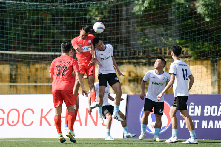 Một pha tranh chấp quyết liệt ở loạt trận đấu diễn ra vào sáng 3/10 tại giải bóng đá công nhân, viên chức Việt Nam 2025