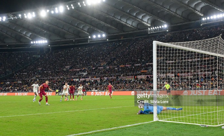 Đá 11m tận 3 lần mà Roma cũng không ghi bàn nổi vào lưới Lille