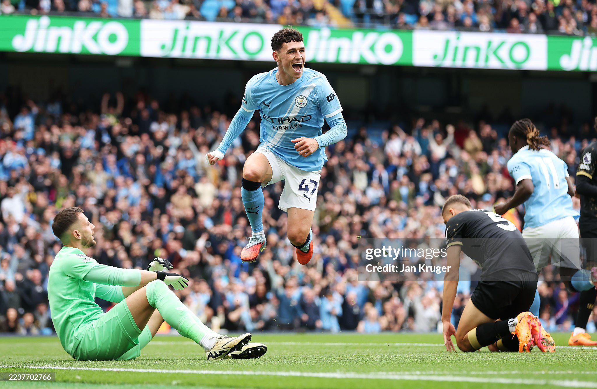 Esteve là cầu thủ thứ 6 trong lịch sử ngoại hạng Anh phản lưới hai lần trong cùng một trận