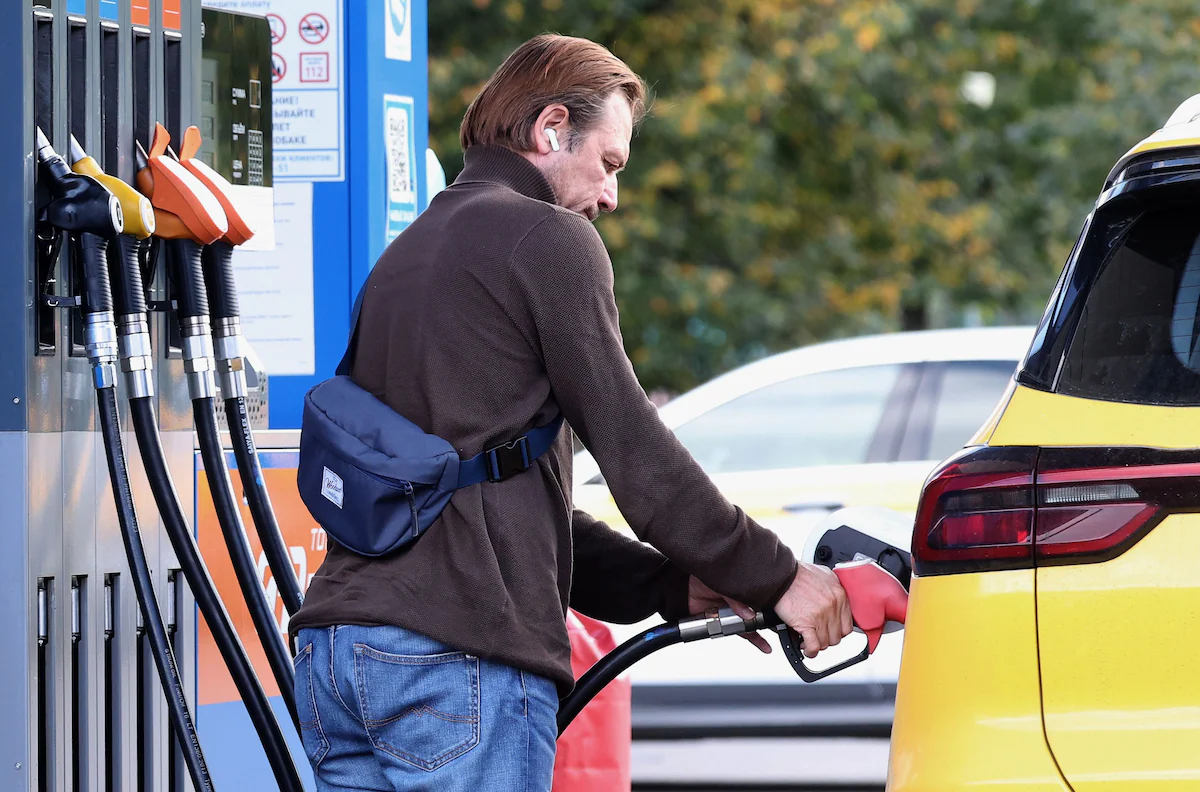 Người dân đổ xăng ở thủ đô Moscow, Nga vào tháng trước. Ảnh: EPA