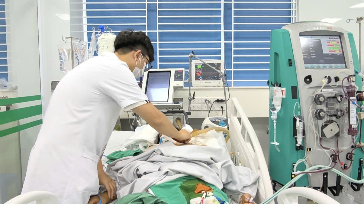 Bác sĩ thăm khám cho bệnh nhân.&nbsp;