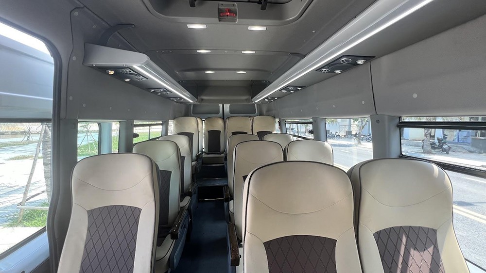 Với 2 lựa chọn 16 và 19 chỗ, dòng buýt cỡ nhỏ Gazelle mang đến các cấu hình nội thất linh hoạt, đáp ứng đa dạng mô hình kinh doanh của doanh nghiệp.