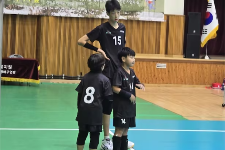 Yong Ji Hoon (số 15) vượt trội so với các đồng đội