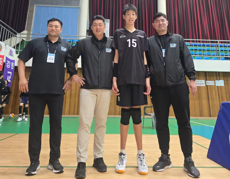 Ban huấn luyện cũng đều là những người rất cao nhưng chưa là gì so với học sinh tiểu học 2m05