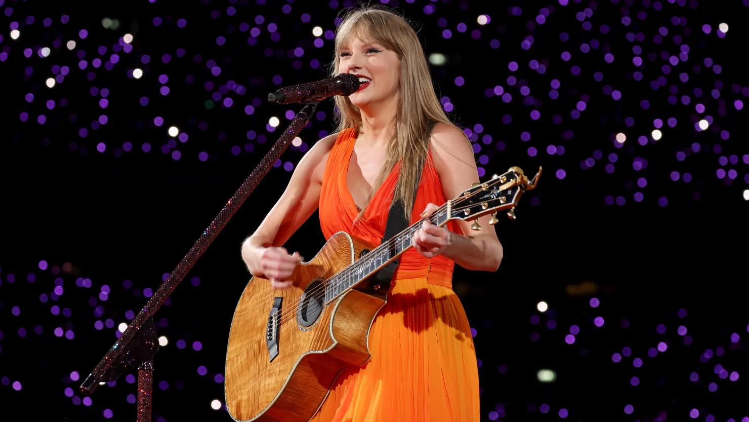 Taylor Swift biểu diễn trên sân khấu trong chuyến lưu diễn The Eras Tour tại Sân vận động Wembley vào ngày 21/6/2024, tại London.