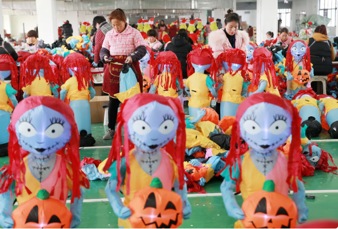 Nhân viên đang sản xuất đồ chơi bơm hơi trên dây chuyền sản xuất tại một nhà máy ở Hoài Bắc, tỉnh An Huy, Trung Quốc. 