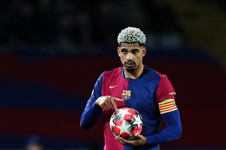 Vì sao Ronald Araujo không có tương lai dưới thời Hansi Flick ở Barcelona? - 2
