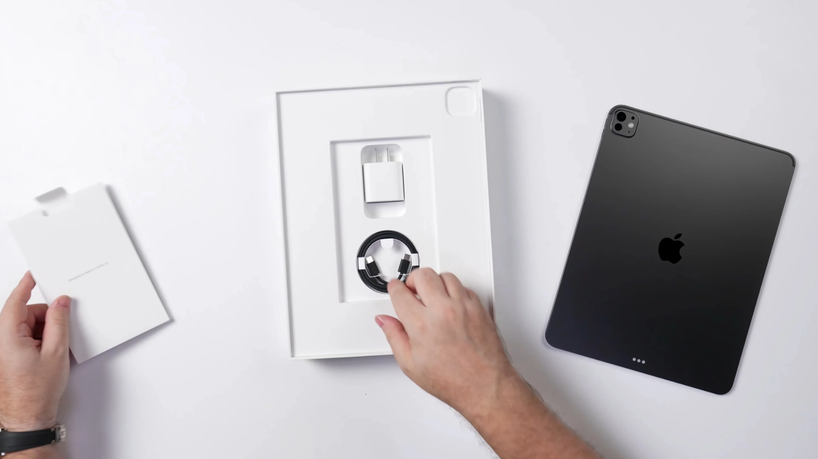 iPad Pro M5 và phụ kiện trong hộp.