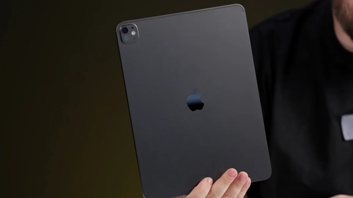 Mặt lưng iPad Pro M5.