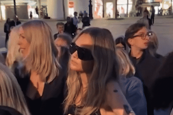 Đẹp - Cara Delevingne bực bội vì phải xếp hàng tại Tuần lễ Thời trang Paris