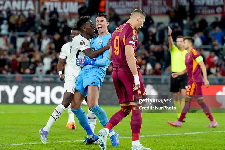 Thủ môn&nbsp;Ozer cản phạt đền quá đỉnh