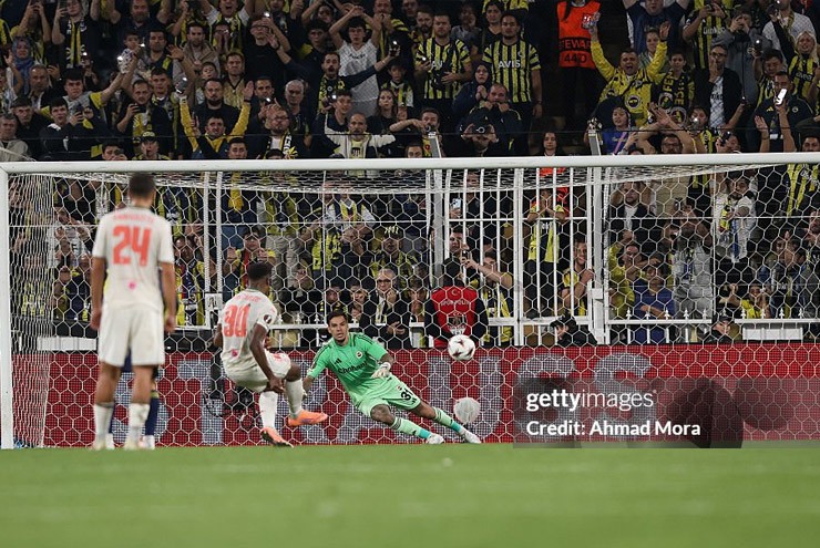 Carlos ghi bàn ở chấm phạt đền