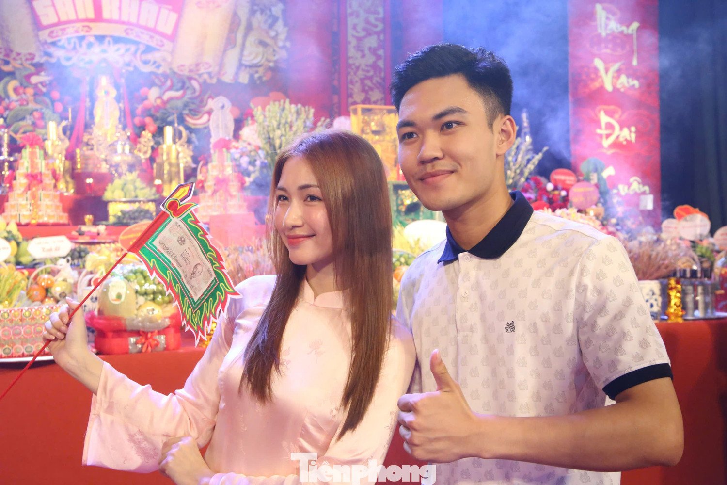 Tất cả đều thể hiện lòng cung kính trước ban thờ tổ nghề.