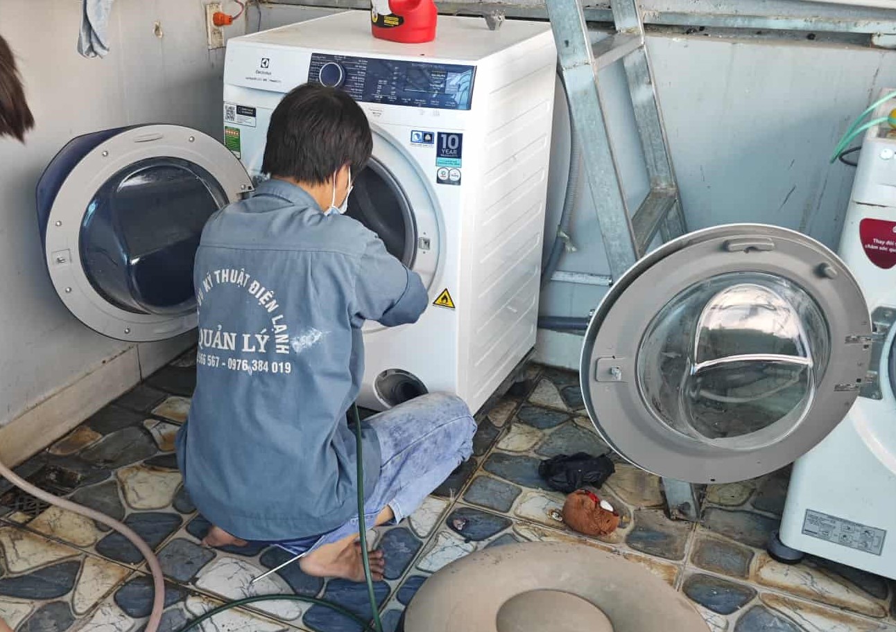 Đội ngũ kỹ thuật viên chuyên nghiệp giúp máy giặt bền bỉ như mới.