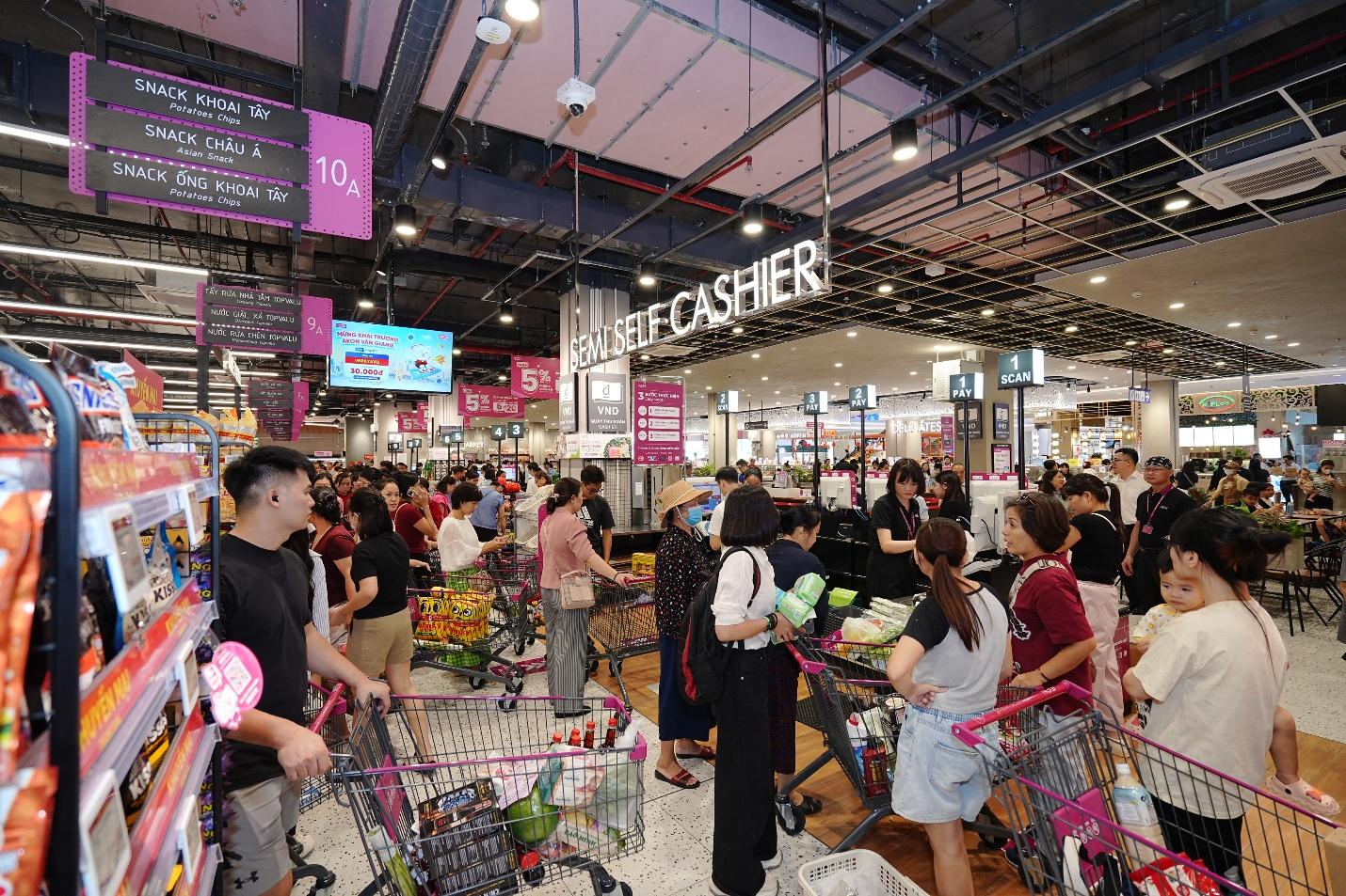 Quang cảnh mua sắm tấp nập tại AEON Văn Giang trong ngày đầu khai trương