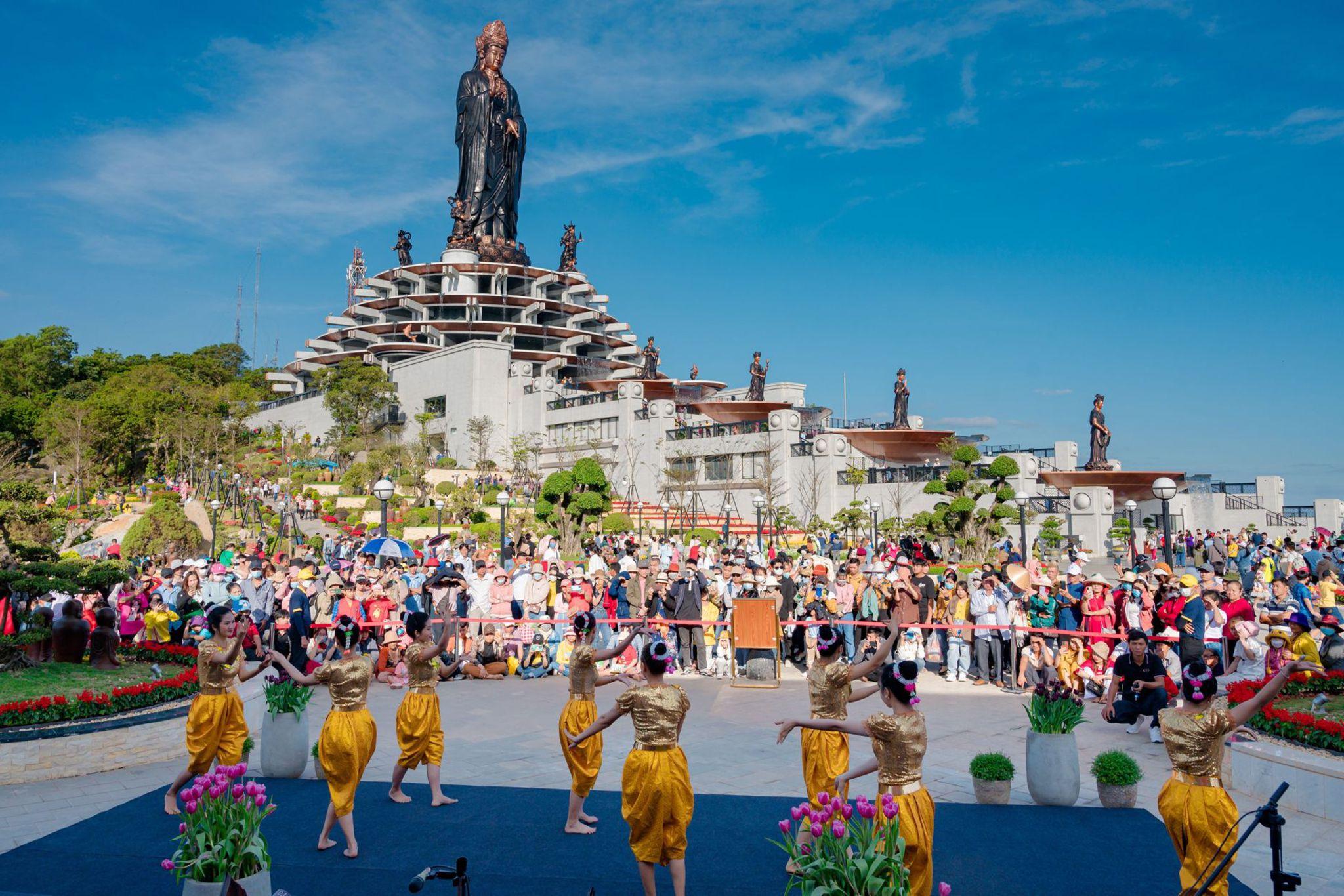 Trung thu là mùa lễ hội lớn bậc nhất trong năm đối với người dân Tây Ninh. Ảnh: Sun World Ba Den Mountain