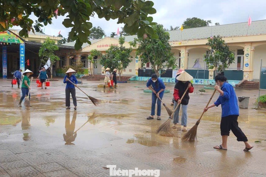 Nhiều trường học ở Nghệ An chìm trong biển nước - 16
