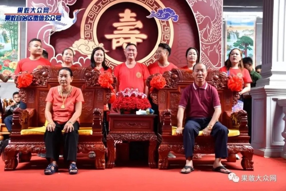 Các thành viên gia đình Minh Học Xương. Ảnh: QQ News