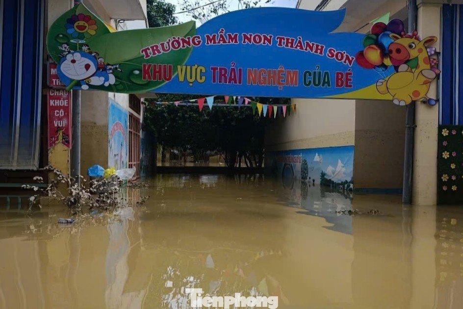 Nhiều trường học ở Nghệ An chìm trong biển nước - 3