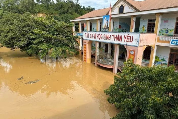 Nhiều trường học ở Nghệ An chìm trong biển nước - 4