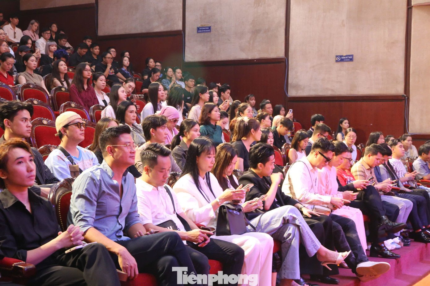 Đây là một trong những hoạt động hướng về ngày truyền thống của những người làm nghệ thuật sân khấu - ngày 12/8 (âm lịch). Lễ giỗ Tổ nghề sân khấu do các nghệ sĩ: NSND Lê Chức, NSND Thu Huyền, đạo diễn Việt Tú, đạo diễn Hoàng Công Cường, đạo diễn Nguyễn Việt Thanh cùng tổ chức.