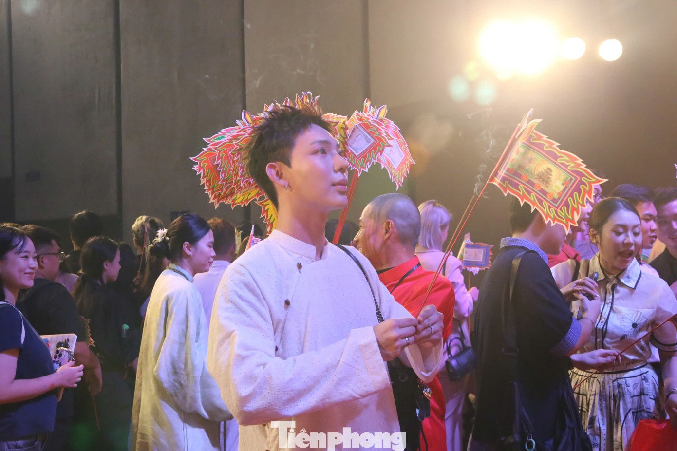 Lễ giỗ Tổ nghề sân khấu thu hút rất đông nghệ sĩ tham dự. Có thể kể tới ca sĩ Quang Hà, Bằng Kiều, Minh Quân, Thái Thùy Linh, Erik, Hòa Minzy, MC - diễn viên Thái Dũng, MC Trang Mù Tạt...