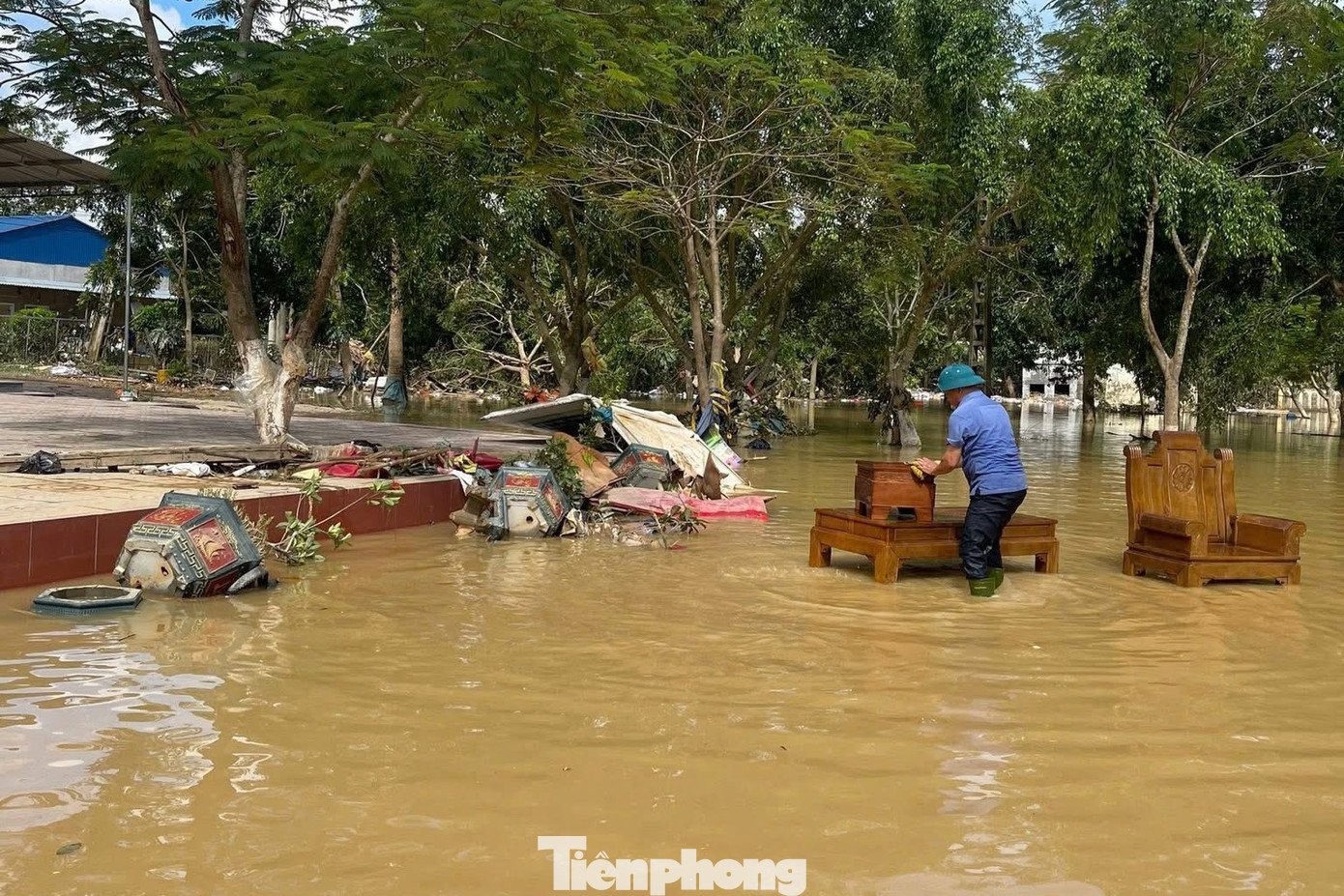 Nhiều trường học ở Nghệ An chìm trong biển nước - 12