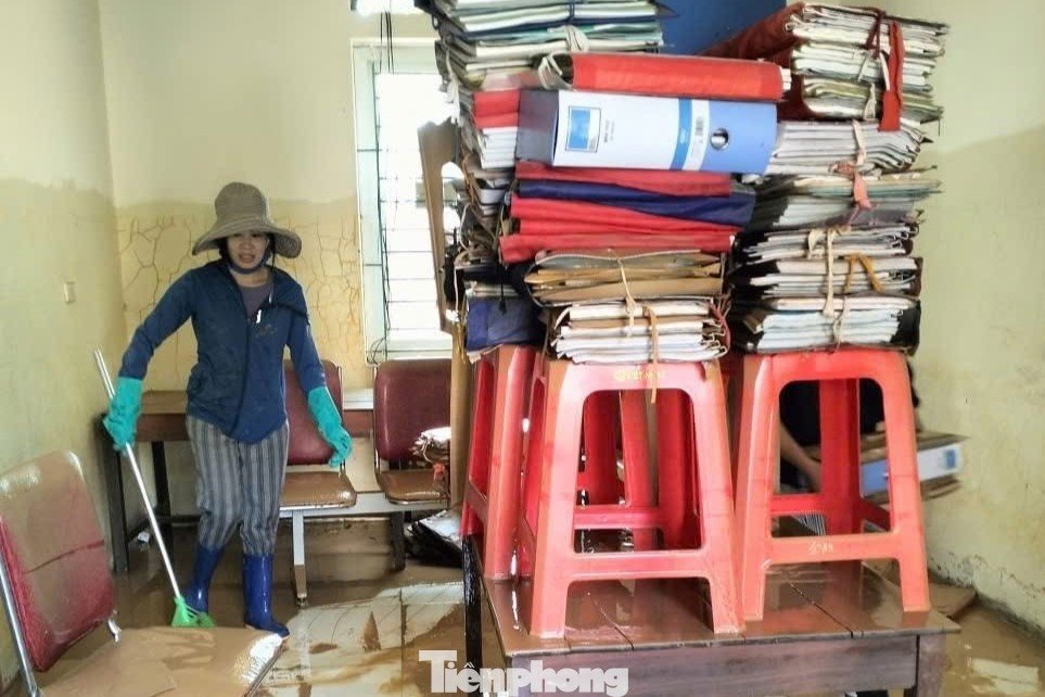 Nhiều trường học ở Nghệ An chìm trong biển nước - 13