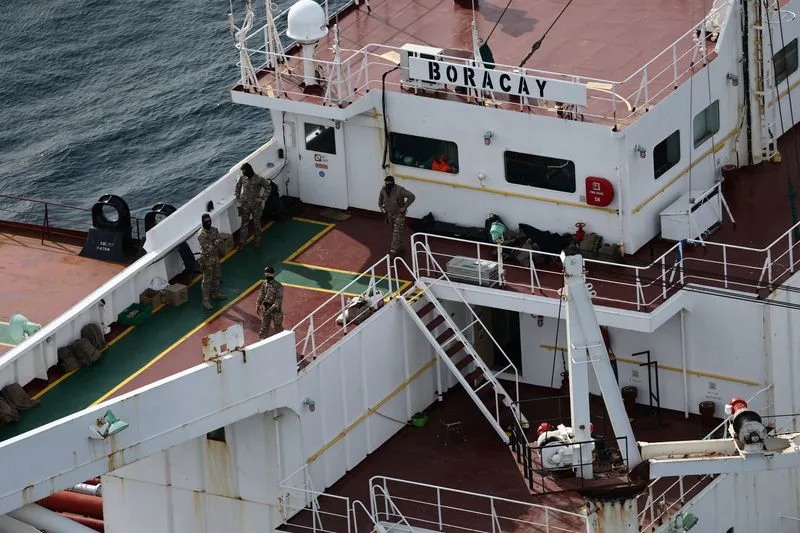 Binh sĩ Pháp kiểm tra tàu chở dầu Boracay. Ảnh: Reuters.