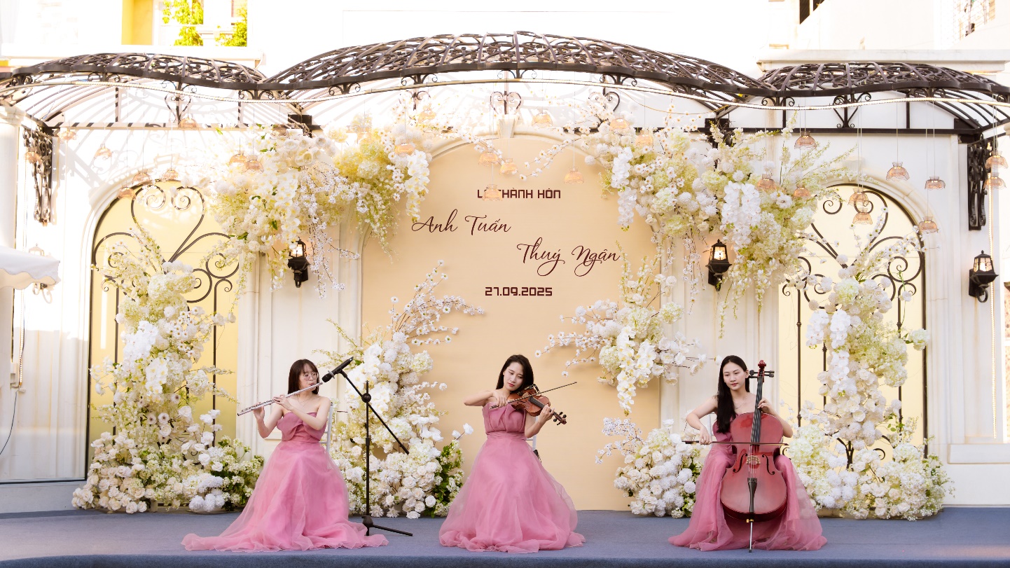 Mặt tiền với kiến trúc Pháp cổ điển - Không gian ngoài trời rộng rãi thể hiện sự khác biệt