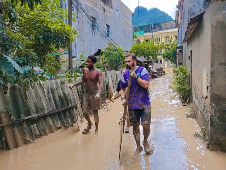 Do ảnh hưởng của hoàn lưu bão số 10 đã khiến nhiều hộ gia đình tại phường Hà Giang 2, tỉnh Tuyên Quang rơi vào cảnh ngập lụt. Có nơi, nước dâng cao tới tầng một, cuốn theo bùn đất, rác rưởi. Ảnh Bàn Văn Tình