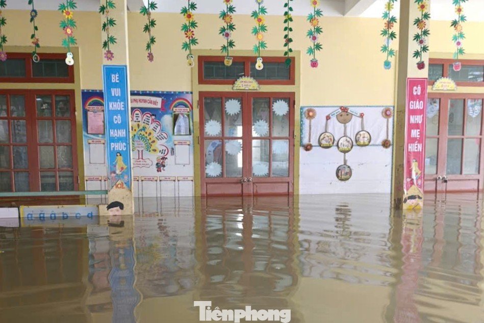 Nhiều trường học ở Nghệ An chìm trong biển nước - 8