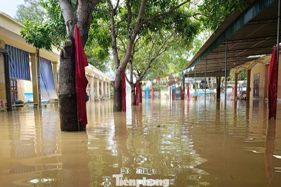 Nước lũ đục ngầu bủa vây khuôn viên trường học.