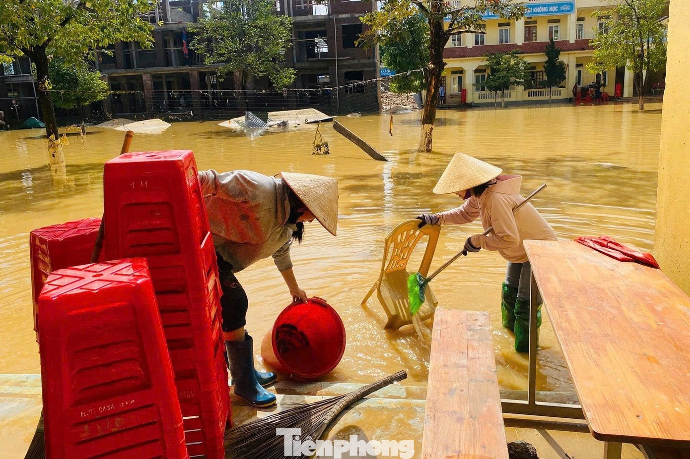 Nhiều trường học ở Nghệ An chìm trong biển nước - 10
