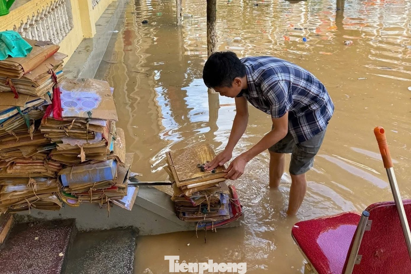 Nhiều trường học ở Nghệ An chìm trong biển nước - 11