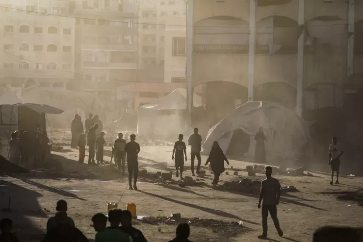 Người dân Dải Gaza ẩn nấp sau khi máy bay không người lái của Israel thả bom khói gần Bệnh viện al-Shifa tại TP Gaza vào ngày 1-10. Ảnh: Mohammed Saber/EPA/Shutterstock