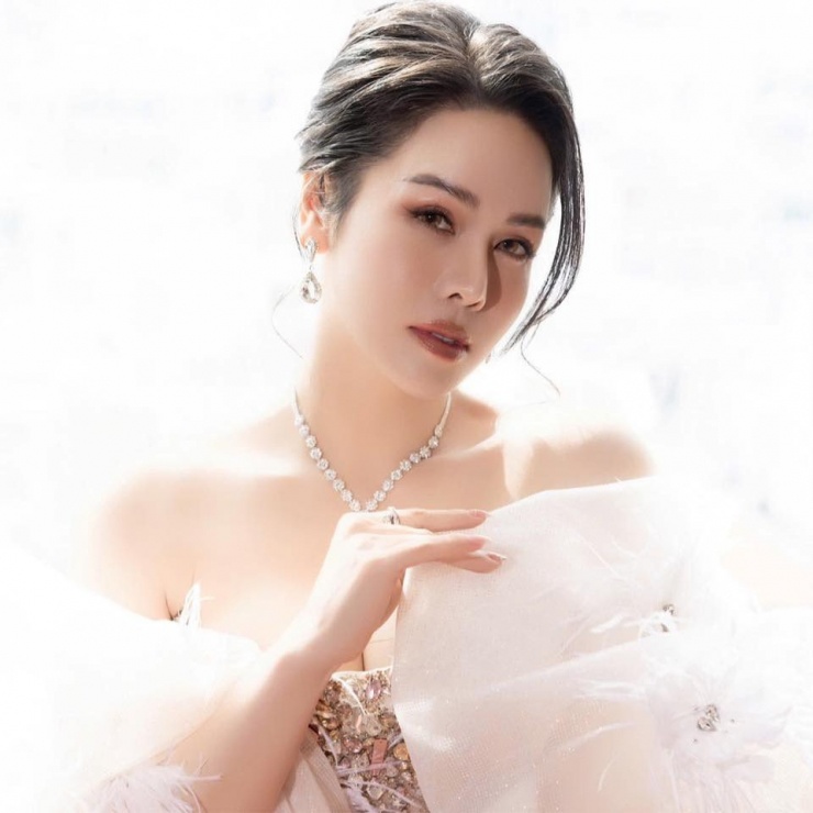 Ca sĩ - diễn viên Nhật Kim Anh ủng hộ 1 tỷ đồng giúp đỡ người dân vùng bão lũ. "Cầu mong bà con mình bình an, vững vàng vượt qua giông bão", cô chia sẻ. 