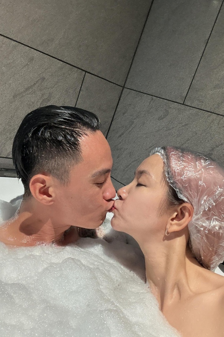 Ông xã chia sẻ khoảnh khắc ngọt ngào mừng sinh nhật siêu mẫu Hạ Vy, thấy biết ơn chặng hành trình 25 năm bên nhau. 