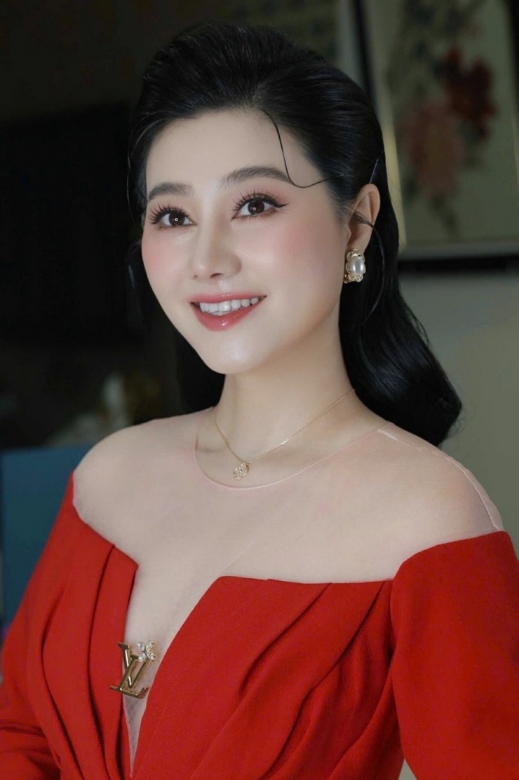 NSND Quế Trân khoe diện mạo mới sau thời gian sửa mũi. Nhiều người nhận xét gương mặt cô trông lạ lẫm so với trước.