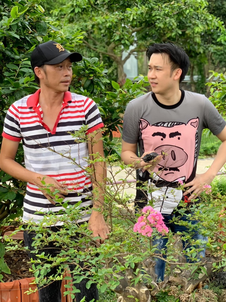 Ca sĩ Dương Triệu Vũ chia sẻ ảnh đời thường bên anh trai Hoài Linh, cầu nguyện 2 anh em luôn được Tổ soi sáng, khán giả khắp nơi yêu quý. 