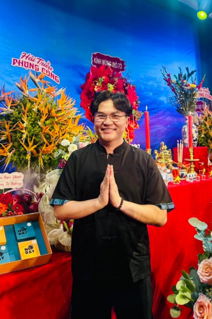 Nghệ sĩ Đại Nghĩa đến sân khấu cúng Tổ nghề. Anh vừa bị tai nạn sân khấu và đang trong giai đoạn hồi phục. 