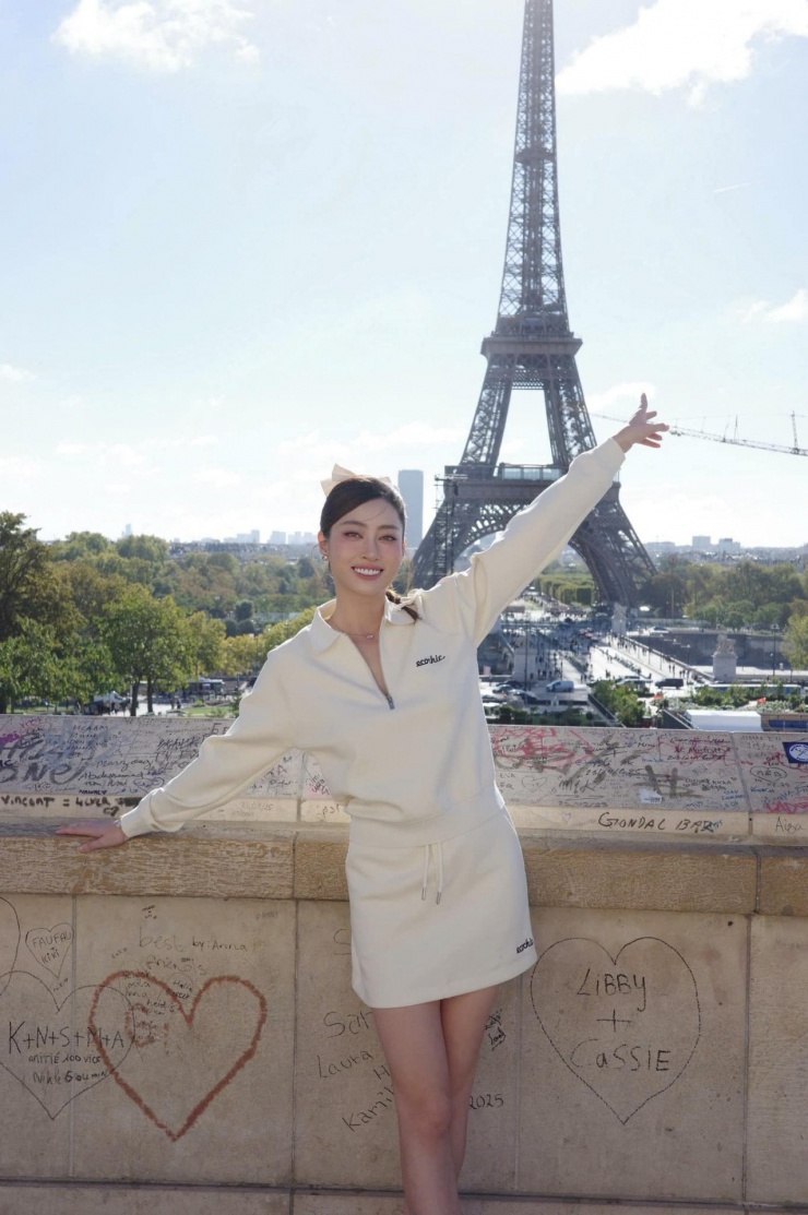 Hoa hậu Lương Thùy Linh check-in tháp Eiffel - biểu tượng của thủ đô Paris, Pháp. 