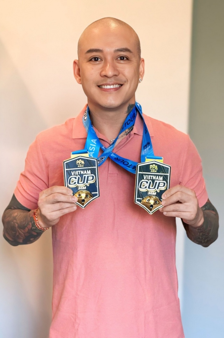 Ca sĩ Tuấn Hưng khoe giành được 2 huy chương Vàng giải thi đấu pickleball.