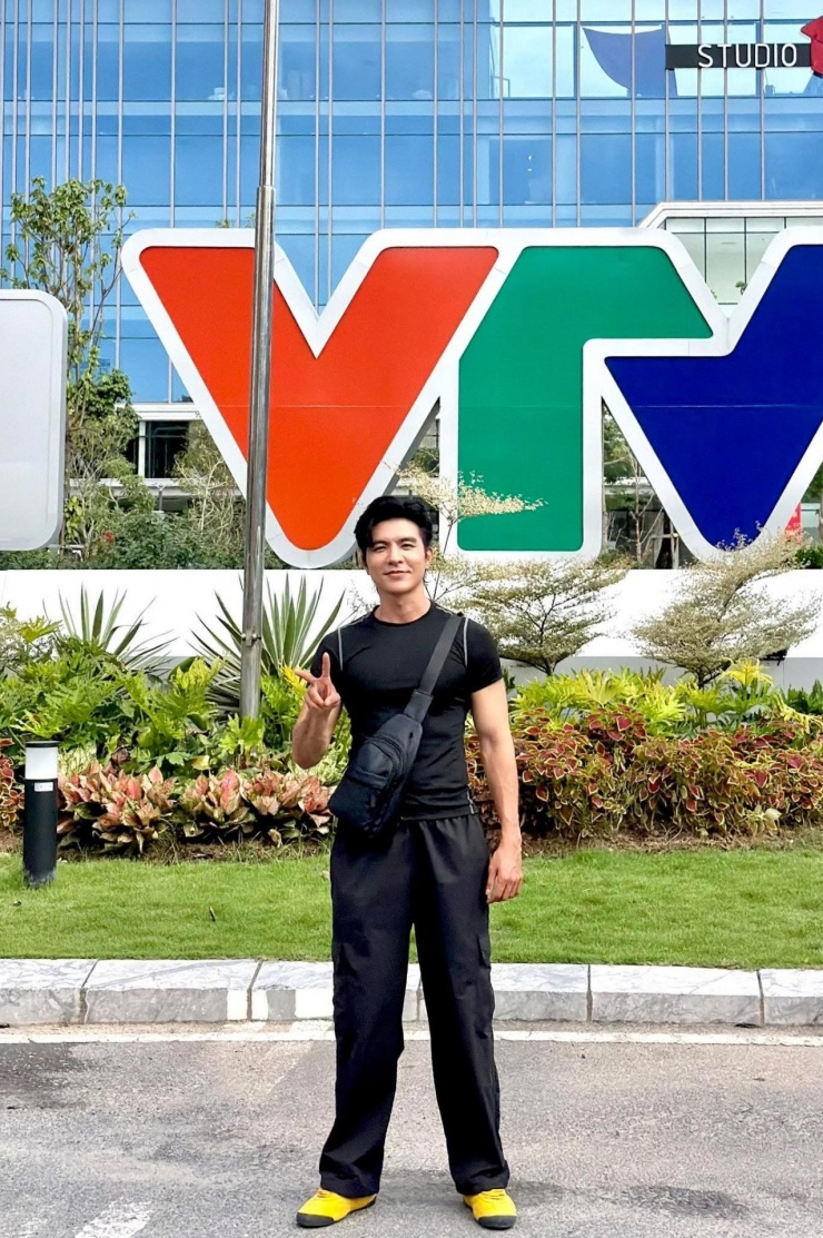 Diễn viên Steven Nguyễn đăng ảnh trước cổng Đài Truyền hình Việt Nam. 