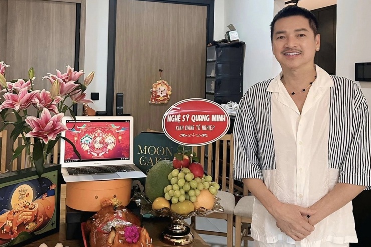 Diễn viên Quang Minh bày biện cúng Tổ tại nhà. 