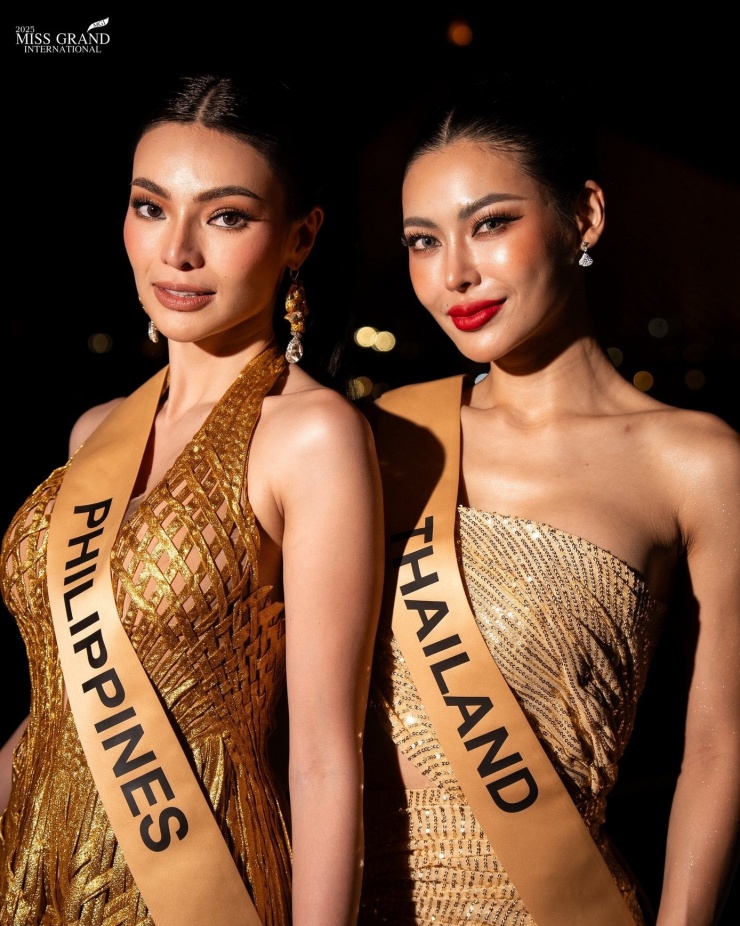 Đại diện chủ nhà Thái Lan - Sarunrat Puagpipat và đại diện Philippines - Emma Tiglao luôn đồng hành cùng nhau tại các sự kiện. Họ được đánh giá là hai đại diện mạnh của châu Á với gương mặt sắc sảo, gu thời trang ấn tượng.