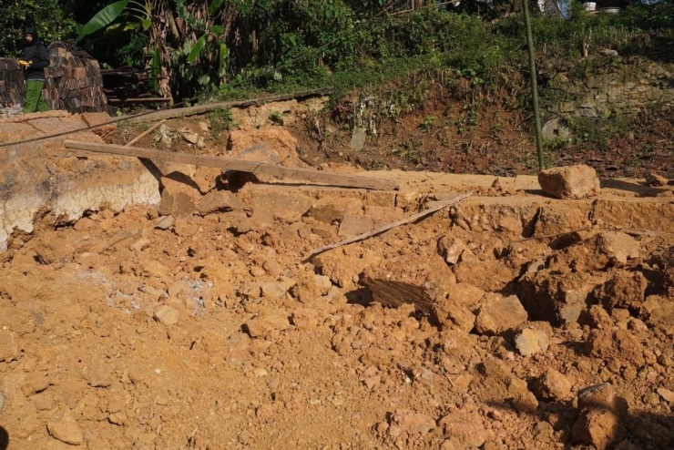 Hiện trường vụ sập tường. Ảnh: Sùng Chúng.